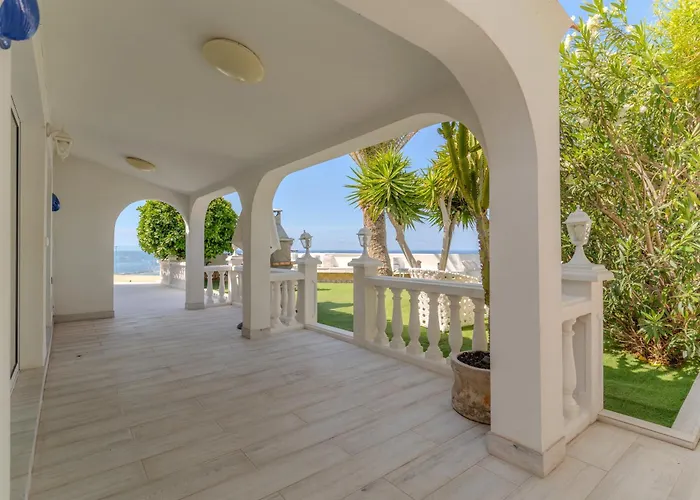 Blanca Villa Callao Salvaje