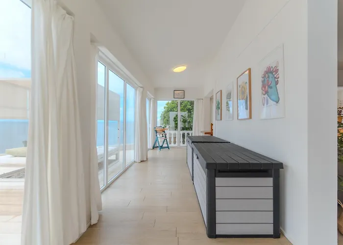 Villa Blanca Callao Salvaje