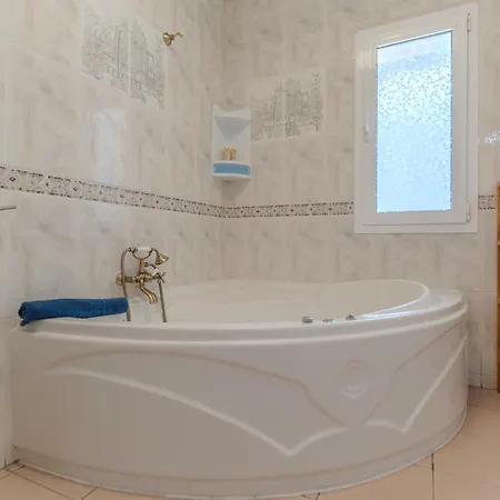 Blanca Villa Callao Salvaje